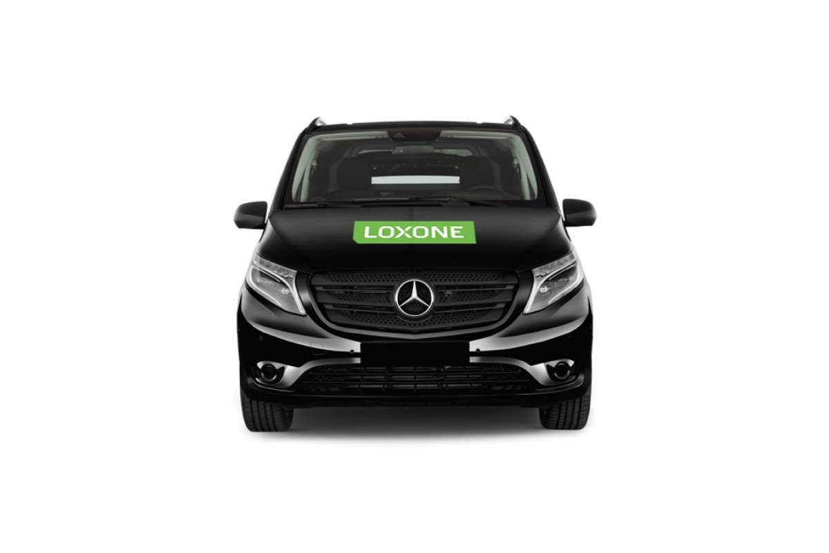 Naklejka na auto z logo na tle L