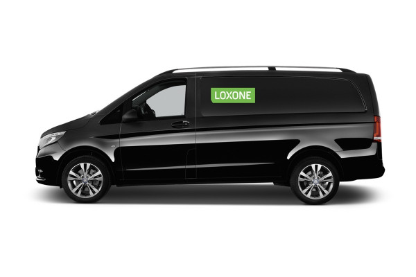 Naklejka na auto z logo na tle L